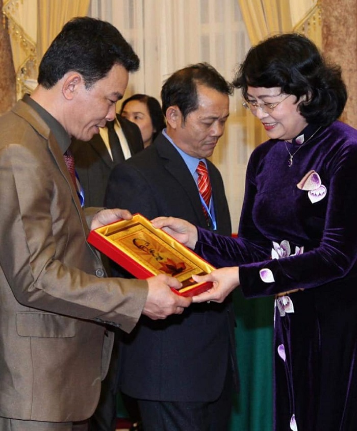 Lương Y Cao Văn Minh nhận bằng khen của Phó Chủ Tịch Nước