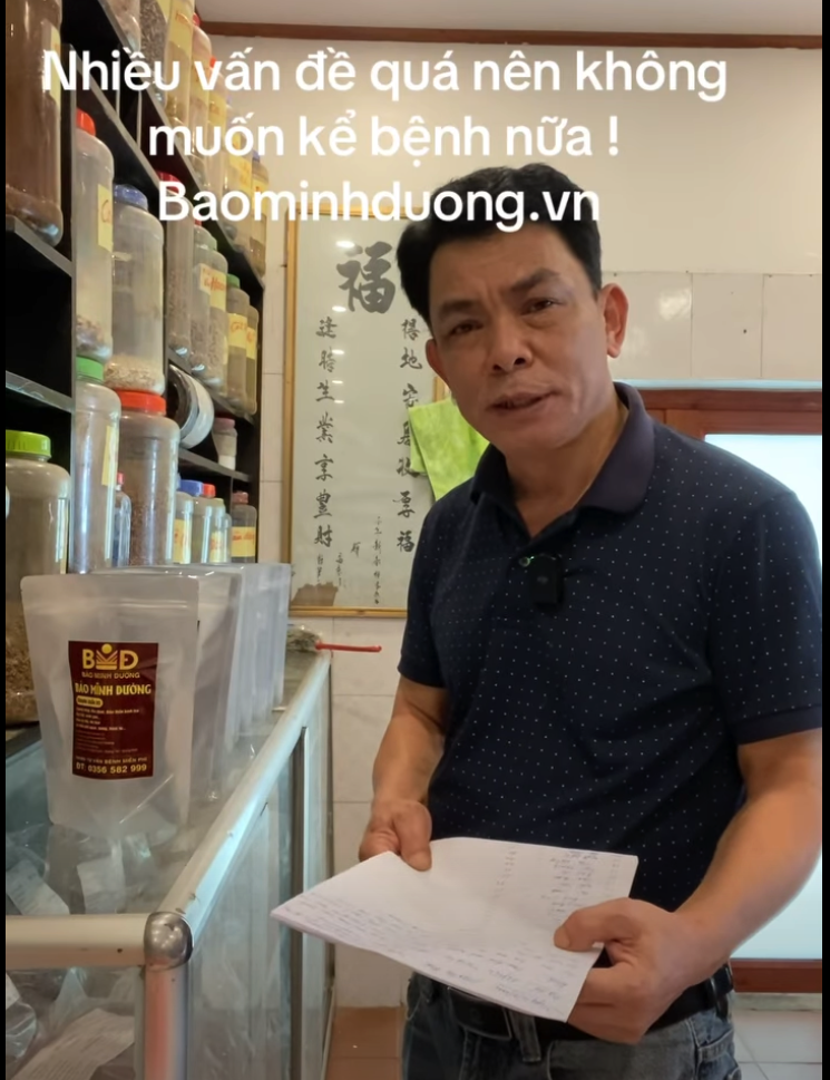 Bệnh nhân Phạm Thị Huệ mắc nhiều bệnh nền, Lương y Cao Văn Minh trực tiếp thăm khám và tư vấn lộ trình điều trị tại Bảo Minh Đường