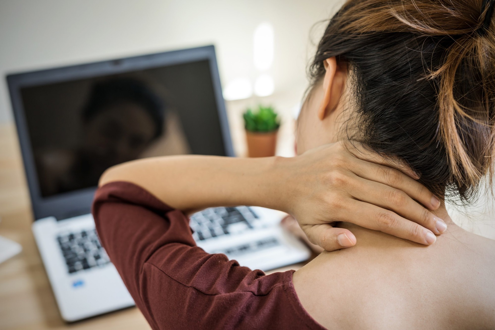 Người làm việc văn phòng nên chăm sóc cột sống như thế nào để tránh đau lưng và thoái hóa sớm